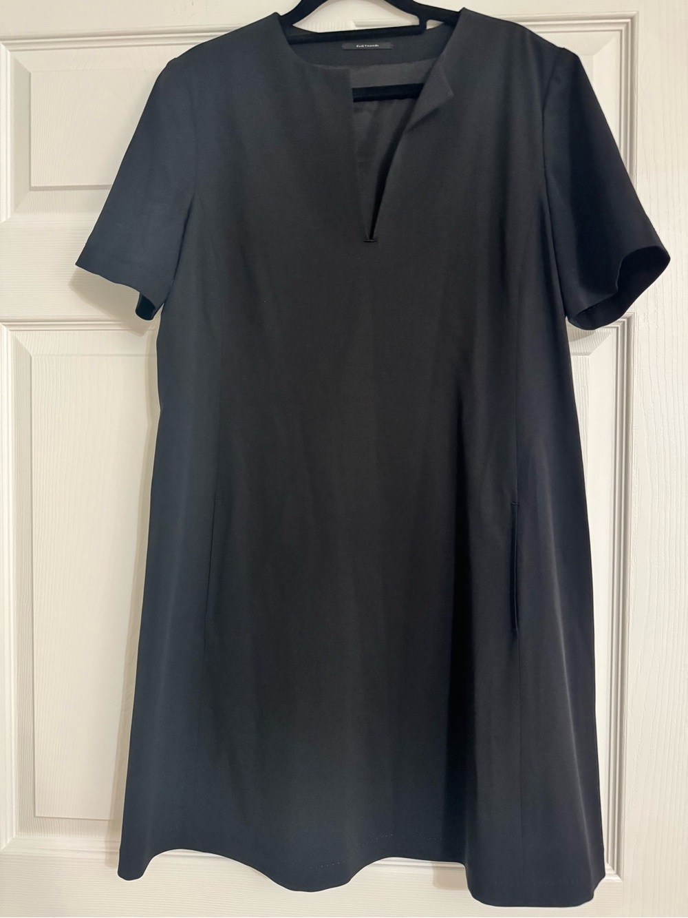 Elie Tahari Black Shift Dress Small Lined Pockets Work Career LBD